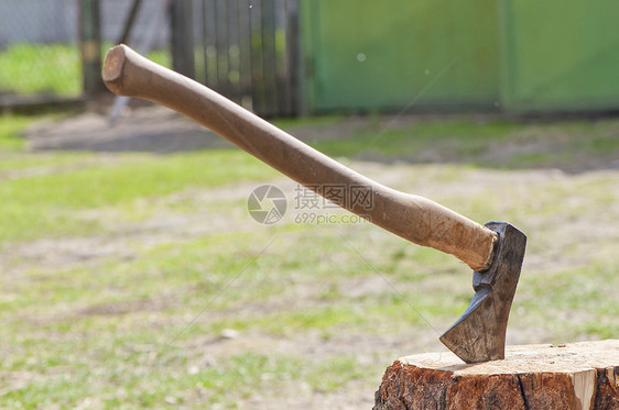 斧头卡在树桩上工具日志刀刃国家力量金属危险木头硬木工作图片