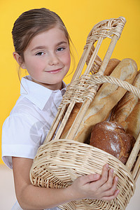 小女孩携带一篮袋式面包包图片