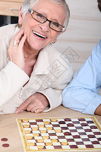 一个跟人打棋的老笑婆子图片