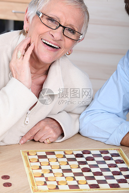 一个跟人打棋的老笑婆子图片