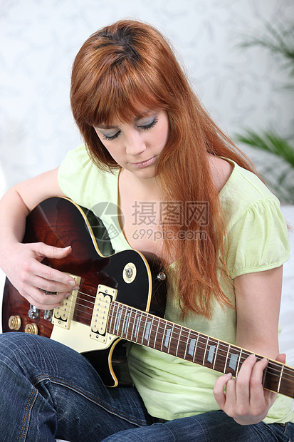 金金发女孩弹吉他图片