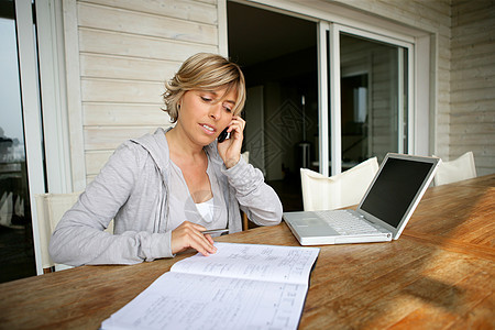 在家工作的妇女女性办公互联网办公室人士商务大器笔记本管理人员桌子图片