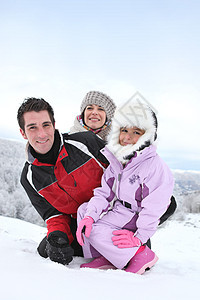 在滑雪度假胜地的家庭图片