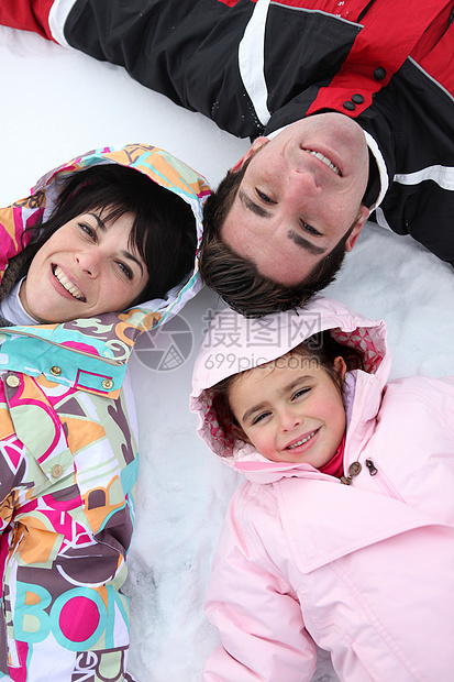 家庭躺在积雪中图片