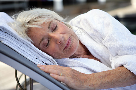 睡觉的老年妇女女士白色椅子压力酒店温泉治疗退休午睡毛巾图片