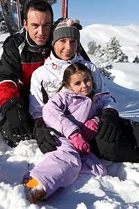 家庭在雪中玩乐图片