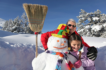 小女孩和外公跟雪人在一起图片
