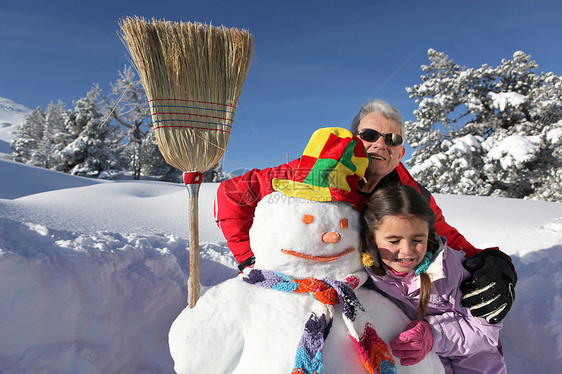 小女孩和外公跟雪人在一起图片