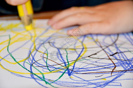 在纸上画一个孩子的缝合学校瞳孔学习创造力白色婴儿水平幼儿园童年铅笔图片
