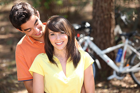 年轻的一对 骑着山车的年轻夫妇图片