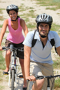 享受休闲骑自行车的夫妇图片
