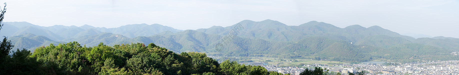 亚林山周围山脉的全景图片