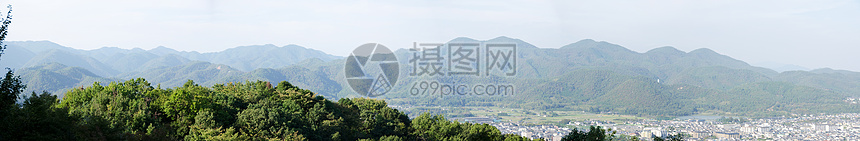 亚林山周围山脉的全景图片