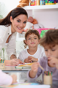 年幼教师和教室中的儿童图片