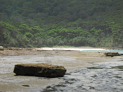 澳洲的野生岩石海岸盆纪波浪海洋水池海浪砂岩天空荒野美丽场景图片