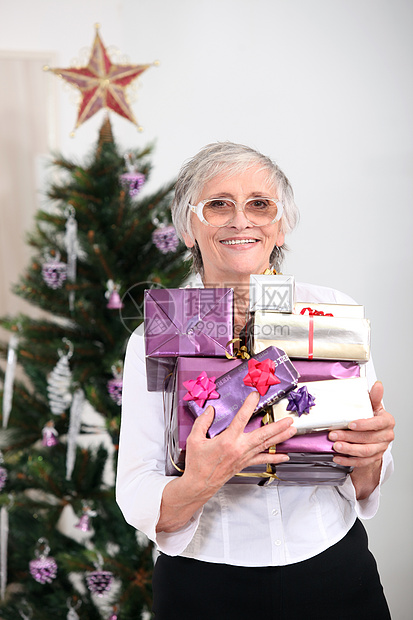 带圣诞礼物的女人眼镜生活灰色女性装饰衬衫展示派对老年领带图片