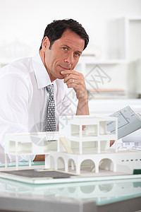 有计划和3D模型的建筑师项目男人男性办公室工程建筑草稿房子草图成人图片