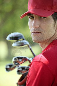 高尔夫球手拿着高尔夫球场背景图片