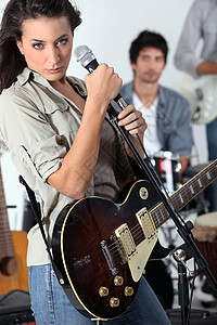 摇滚乐队的歌手记录镶嵌表演者吉他手干扰小人脖子吉他团体音乐会图片