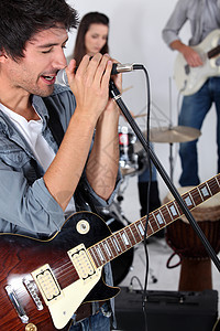 摇滚乐团岩石吉他小伙子鼓手唱歌乐器排练团体乐队吉他手图片