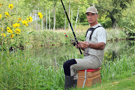 男人钓鱼溪流动物群保护沼泽杠铃绿色植物花朵森林鳗鱼鳟鱼图片