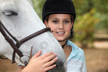 骑白马的骑士活力女孩内容爱抚活动骑马肩膀热情中心手臂图片