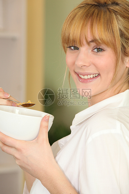 女人有一碗麦子刘海茶匙玉米牙齿白衬衫食物海关青年衬衫饥饿图片
