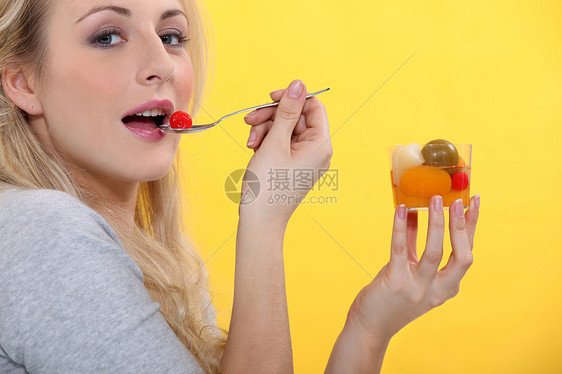女人吃水果鸡尾酒金发蓝色手指玻璃健康化妆品配置视图营养小吃图片