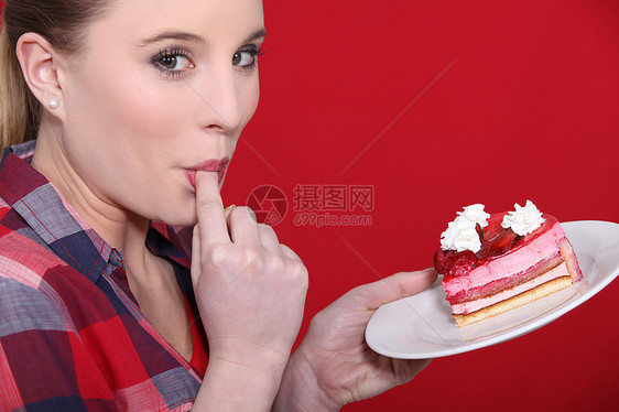 贪贪妇女衬衫奶油蛋糕脖子红色手指女性领口金发女郎头发图片
