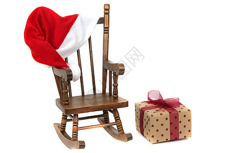 带有红色果冻袋盖的旧木制摇椅木头引擎盖家具绒球座位展示礼品礼物惊喜白色图片