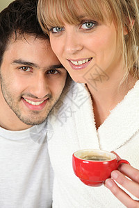 年轻夫妇早早喝咖啡的一对小夫妻图片