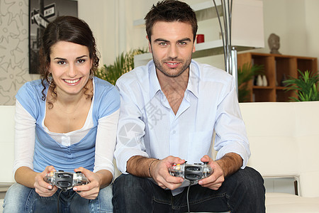 玩电脑游戏的情侣长椅夫妻竞赛文化游戏男朋友控制女朋友视频友谊图片