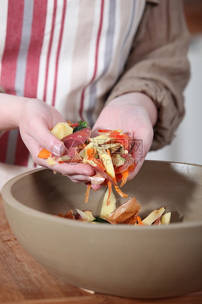 女人在碗里采集蔬菜剥削高清图片下载-正版图片321254569-摄图网