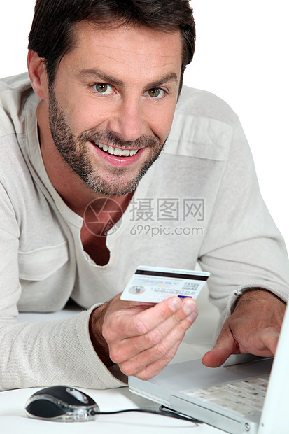 在线男子购物网络女性黑发互联网笔记本胡子男人电脑速度卧室图片