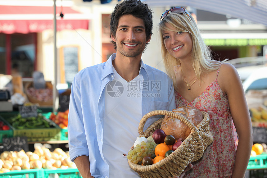 在市场上买到夫妇蓝衬衫女孩太阳面包头发男人吊坠工作花朵土豆图片