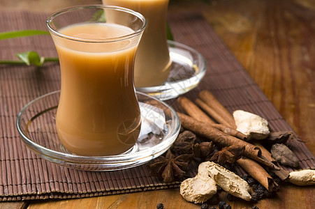 马萨拉沙伊树叶茶杯香菜小豆蔻香料牛奶叶子玻璃杯时间红茶图片