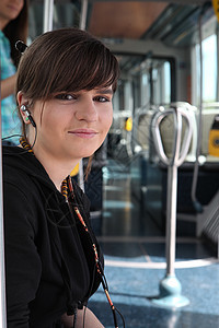 搭电车的少女青年音乐乘客公共汽车棕色运输快乐生活民众白色图片