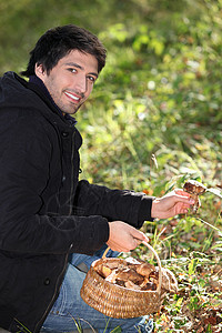 男人采蘑菇季节篮子男性森林采摘植物常委闲暇兜帽途径图片