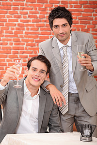 两个男人用香槟敬酒图片