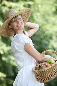 无忧无虑的女人 带稻草帽和鸡蛋篮子的水果图片