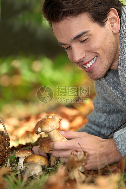 男人对蘑菇很满意图片