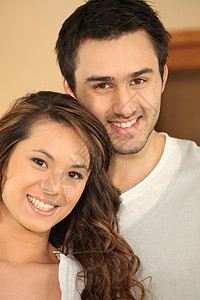 微笑情侣的肖像棕色异性恋青年妻子卷曲图像头发智慧亲和力连贯性图片