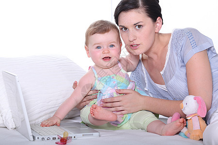 母亲与婴儿玩耍电脑房子保姆技术家庭赤脚父母键盘孩子互联网图片