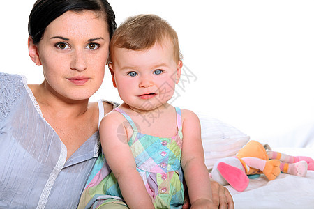 女童和婴儿女性头发蓝色白色家庭拥抱姐姐棕色眼睛女孩图片