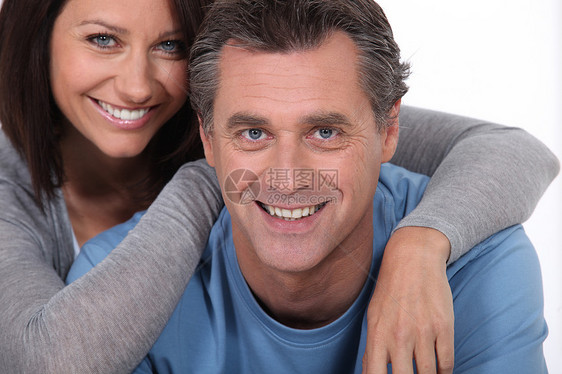 中年夫妇灰色衣服男人家庭亲热蓝色成年人微笑女士眼睛图片