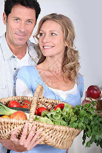 妻子用蔬菜篮子看着丈夫图片