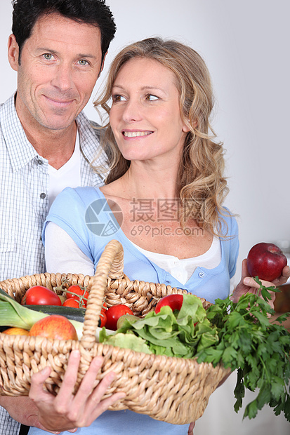 妻子用蔬菜篮子看着丈夫图片