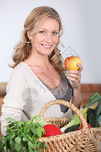 妻子拿着苹果女性蔬菜金发水果微笑厨房幸福食物篮子女士图片
