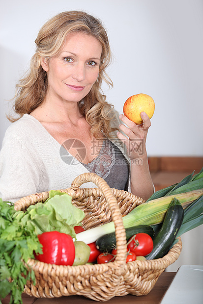 妻子拿着苹果夫妻水果微笑食物女性女士幸福福利篮子金发图片