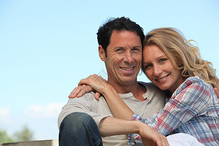 户外的一对夫妇棕色白色微笑胡须男性夫妻女性男人妻子丈夫图片
